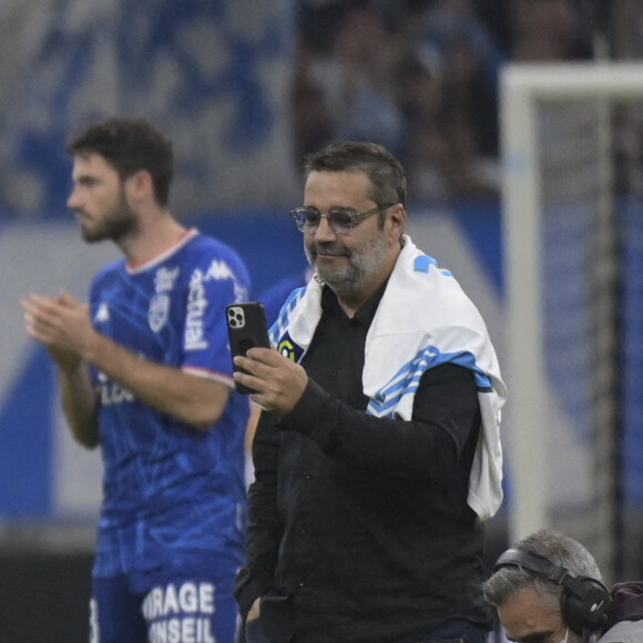 En hommage à Bernard Tapie, son petit-fils (accompagné de son père Stéphane Tapie) a donné le coup d'envoi du match de Ligue 1 Uber Eats "Marseille - Lorient (4-1)" au stade Vélodrome à Marseille, le 17 octobre 2021. 