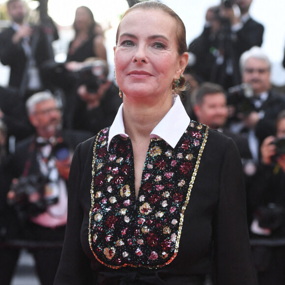 Info - L'actrice et vigneronne Carole Bouquet récompensée par la Revue du vin de France - Info - Un incendie s'est déclaré sur l'île italienne de Pantelleria où Carole Bouquet et Giorgio Armani possèdent chacun une maison. Le couturier s'est déplacé lui-même pour prévenir le voisinage - Carole Bouquet - Montée des marches pour la cérémonie de clôture du 75ème Festival International du Film de Cannes. Le 28 mai 2022 © Giancarlo Gorassini / Bestimage