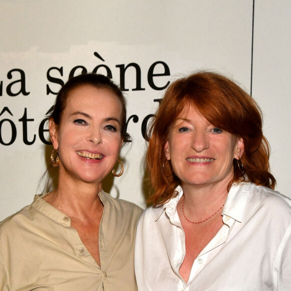 Exclusif - Muriel Mayette-Holtz et Carole Bouquet durant l'inauguration de l'une des nouvelles salles du Théâtre National de Nice, "La Cuisine", le 20 mai 2021, installée à l'ouest de la ville. Cette salle de spectacle éphémère, après avoir été le théâtre de Carouge, vient de poser à Nice. Ce nouvel espace de 600 places tout droit venu de la Suisse, acueille la première représentation de Bérénice avec la comédienne Carole Bouquet. Dans une production du Théâtre National de Nice, Carole Bouquet endosse à nouveau le costume de l'amoureuse déchirée, dans une mise en scène volontairement intemporelle de la directrice du TNN, Muriel Mayette-Holtz, qui avait elle aussi déjà monté cette tragédie de Racine, avec la Comédie Française en 2011. © Bruno Bebert/Bestimage 