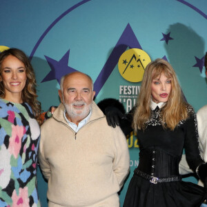 Elodie Fontan, Gérard Jugnot, Arielle Dombasle, Philippe Lacheau pour le film Alibi. Com 2 au photocall de la cérémonie d'ouverture du 26ème festival international du film de comédie de l'Alpe d'Huez le 16 janvier 2023. © Dominique Jacovides / Bestimage 