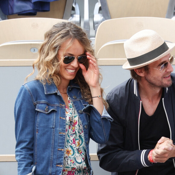 Elodie Fontan, Philippe Lacheau - Les célébrités dans les tribunes des Internationaux de France de Roland Garros, le 28 mai 2022. Merci de flouter le visage des enfants avant parution. © MPP / Bestimage 
