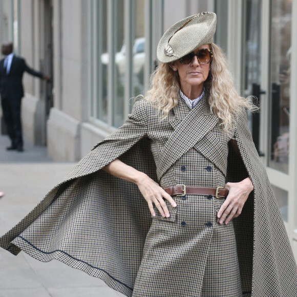 Céline Dion prend la pose pour les photographes à New York, le 5 mars 2020.