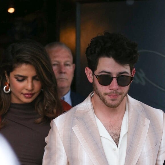 Nick Jonas, Priyanka Chopra - Les Jonas Brothers (Nick, Kevin et Joe) et leurs femmes (Sophie Turner, Daniella Turner et Pryianka Chopra, à la sortie du - restaurant "Craig's" à Los Angeles après avoir reçu leur étoiles sur le Hollywood Boulevard Walk of Fame. Los Angeles, le 30 janvier 2023. 