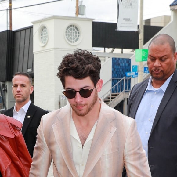 Les Jonas Brothers (Nick, Kevin et Joe) et leurs femmes (Sophie Turner, Daniella Turner et Pryianka Chopra, arrivent au restaurant "Craig's" à Los Angeles après avoir reçu leur étoiles sur le Hollywood Boulevard Walk of Fame. Los Angeles, le 30 janvier 2023. 