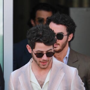 Les Jonas Brothers (Nick, Kevin et Joe) et leurs femmes (Sophie Turner, Daniella Turner et Pryianka Chopra, arrivent au restaurant "Craig's" à Los Angeles après avoir reçu leur étoiles sur le Hollywood Boulevard Walk of Fame. Los Angeles, le 30 janvier 2023. 