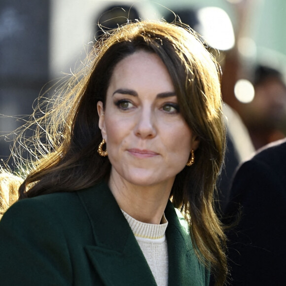 Catherine (Kate) Middleton, princesse de Galles, arrive au complexe de marché Kirkgate sur Vicar Lane à Leeds, West Yorkshire, Royaume Uni, où elle rencontre des vendeurs et des membres du public pour le lancement de la campagne Shaping Us qui sensibilise à l'importance unique de la petite enfance. 