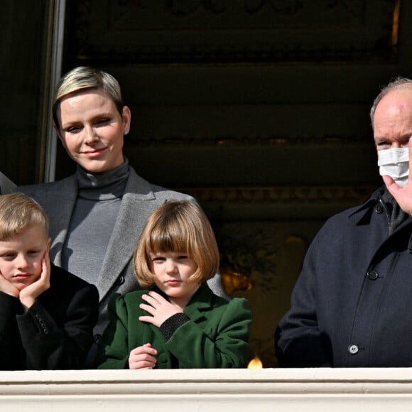 La princesse Charlène de Monaco, le prince Albert II de Monaco et leurs enfants, le prince Jacques de Monaco et la princesse Gabriella de Monaco - La famille princière monégasque au balcon du palais lors de la célébration de la Sainte Dévote à Monaco, sainte patronne de Monaco. Monaco. Le 27 janvier 2023. © Bruno Bebert / Bestimage