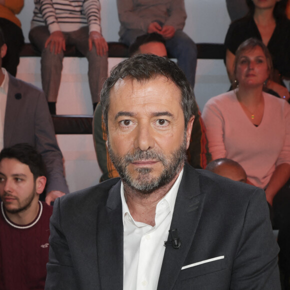 Exclusif - Bernard Montiel - Sur le plateau de l'émission TPMP (Touche Pas à Mon Poste) présentée en direct par C.Hanouna et diffusée sur C8 - Paris le 06/12/2022 - © Jack Tribeca / Bestimage 