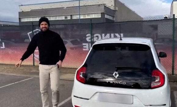 Shakira accuse Gerard Piqué d'avoir "changé une Ferrari pour une Twingo" : la nouvelle moquerie du footballeur qui s'affiche au volant de la voiture.