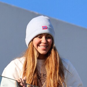 Shakira salue ses fans depuis le balcon de sa maison à Barcelone le 21 janvier 2023.