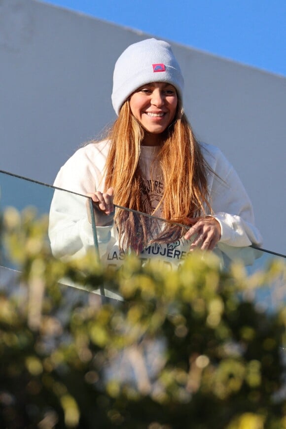 Shakira salue ses fans depuis le balcon de sa maison à Barcelone le 21 janvier 2023.