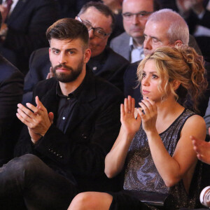 Gerard Piqué reçoit le prix du meilleur athlète catalan lors d'une cérémonie à Barcelone. Sa compagne, la chanteuse Shakira était à ses côtés.