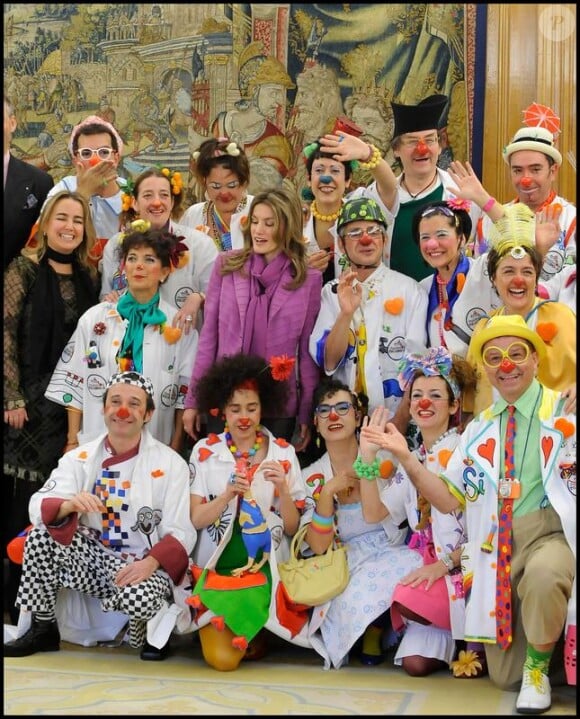 Letizia d'Espagne au palais de la Zarzuela. Elle reçoit la fondation Theodora et se sent très bien au milieu des clowns ! 19/02/2010