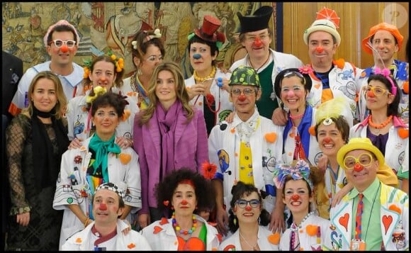 Letizia d'Espagne, au palais de la Zarzuela, pose avec une équipe déjantée et... engagée ! 19/02/2010