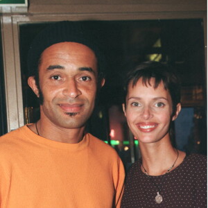 Yannick Noah et Heather Stewart Whyte au vernissage de la Coupole à Paris le 7 octobre 1997