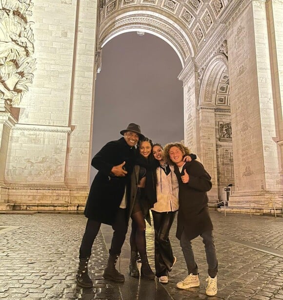 Yannick Noah avec trois de ses cinq enfants : Jenaye, Eleejah et Joalukas. Photo prise à Paris.