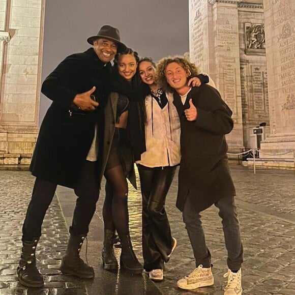 Yannick Noah avec trois de ses cinq enfants : Jenaye, Eleejah et Joalukas. Photo prise à Paris.