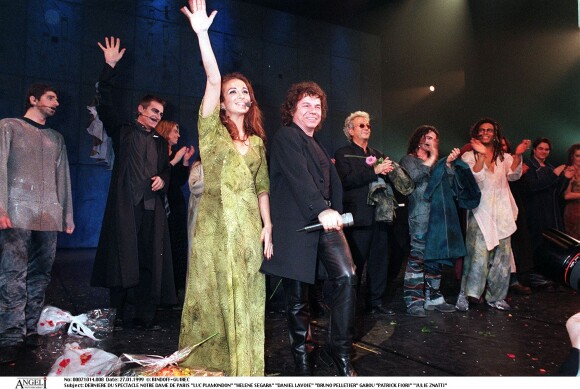 Dernière du spectacle Notre-Dame de Paris avec Hélène Ségara, Daniel Lavoie, Garou, Patrick Fiori, Julie Zenatti, Bruno Pelletier le 27 janvier 1999. Rindoff-Guirec