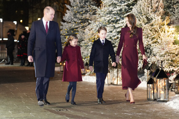 Le prince William, prince de Galles, Catherine (Kate) Middleton, princesse de Galles, et leurs enfants, le prince George de Galles, et la princesse Charlotte de Galles, arrivent pour le "Together at Christmas" Carol Service à l'abbaye de Westminster à Londres, Royaume uni, le 15 décembre 2022. 