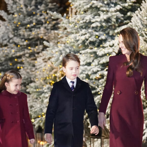 Le prince William, prince de Galles, Catherine (Kate) Middleton, princesse de Galles, et leurs enfants, le prince George de Galles, et la princesse Charlotte de Galles, arrivent pour le "Together at Christmas" Carol Service à l'abbaye de Westminster à Londres, Royaume uni, le 15 décembre 2022. 