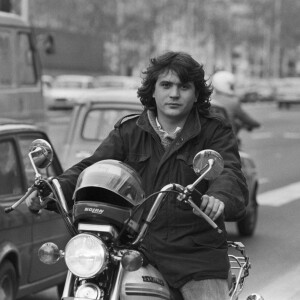 Rendez-vous avec Daniel Balavoine sur sa moto à Paris. Le 25 mars 1980 © Jean-Claude Colin via Bestimage