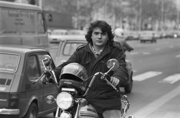 Rendez-vous avec Daniel Balavoine sur sa moto à Paris. Le 25 mars 1980 © Jean-Claude Colin via Bestimage