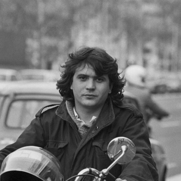 Rendez-vous avec Daniel Balavoine sur sa moto à Paris. Le 25 mars 1980 © Jean-Claude Colin via Bestimage