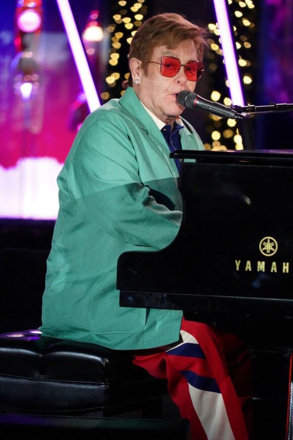 Concert d'Elton John à l'occasion de l'inauguration des illuminations de Noël de la boutique "Saks" à New York, le 22 novembre 2022. © Sonia Moskowitz Gordon/ZUMA Press Wire)