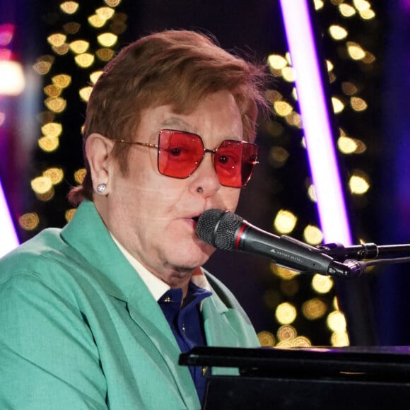 Concert d'Elton John à l'occasion de l'inauguration des illuminations de Noël de la boutique "Saks" à New York, le 22 novembre 2022. © Sonia Moskowitz Gordon/ZUMA Press Wire)