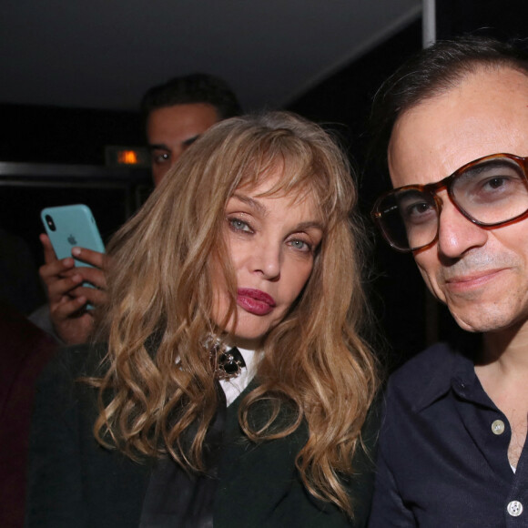 Arielle Dombasle et Bertrand Burgalat - Projection du documentaire "Slava Ukraini" (Gloire à l'Ukraine) de Bernard-Henri Lévy au Cinéma Balzac à Paris, le 6 février 2023. © Bertrand Rindoff / Bestimage