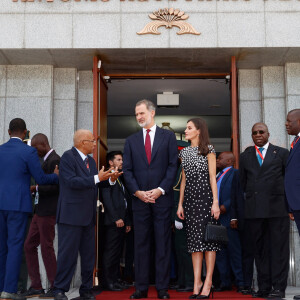 Le roi Felipe VI d'Espagne et la reine Letizia d'Espagne assistent à la cérémonie d'honneur au mémorial Agostinho Neto à Luanda, en Angola. Il s'agit du premier voyage officiel de la famille royale espagnole dans un pays d'Afrique subsaharienne. Le 7 février 2023. 