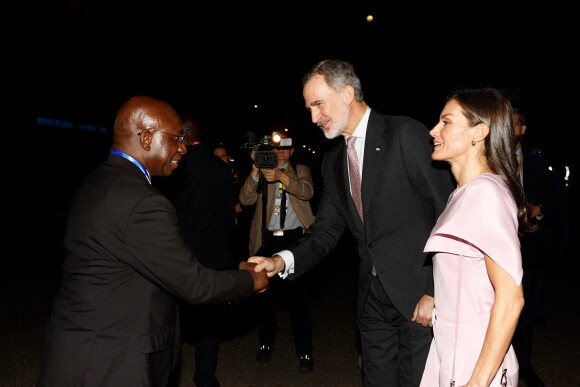 Le roi Felipe VI et la reine Letizia d'Espagne, arrivent à l'aéroport de Quatro de Fevereiro à Luanda en Angola, le 6 février 2023. 