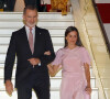 Le roi Felipe VI et la reine Letizia d'Espagne, arrivent à l'aéroport de Quatro de Fevereiro à Luanda en Angola, le 6 février 2023. 