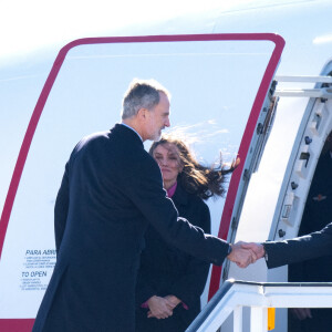 Le roi Felipe VI et la reine Letizia d'Espagne arrivent à l'aéroport de Madrid, Espagne, le 6 février 2023, pour entreprendre leur voyage d'État en République d'Angola. 