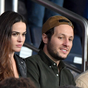 Vianney et  Catherine Robert (enceinte) en tribunes du match de football en ligue 1 Uber Eats : Le PSG (Paris Saint-Germain) remporte la victoire 2-1 contre Lyon au Parc des Princes à Paris le 19 septembre 2021. Lionel Urman/Panoramic/Bestimage