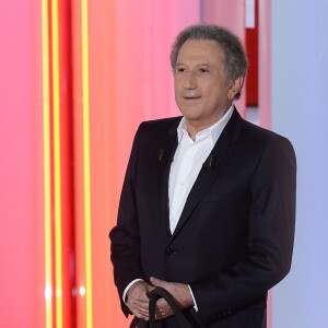 Michel Drucker et sa chienne Isia - Enregistrement de l'émission Vivement Dimanche à Paris le 13 mai 2015.
