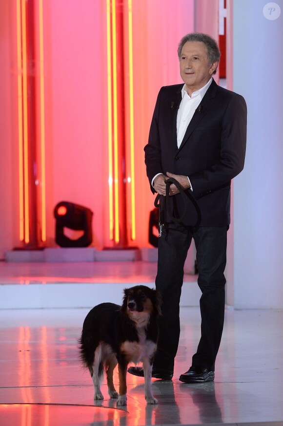 Michel Drucker et sa chienne Isia - Enregistrement de l'émission Vivement Dimanche à Paris le 13 mai 2015.