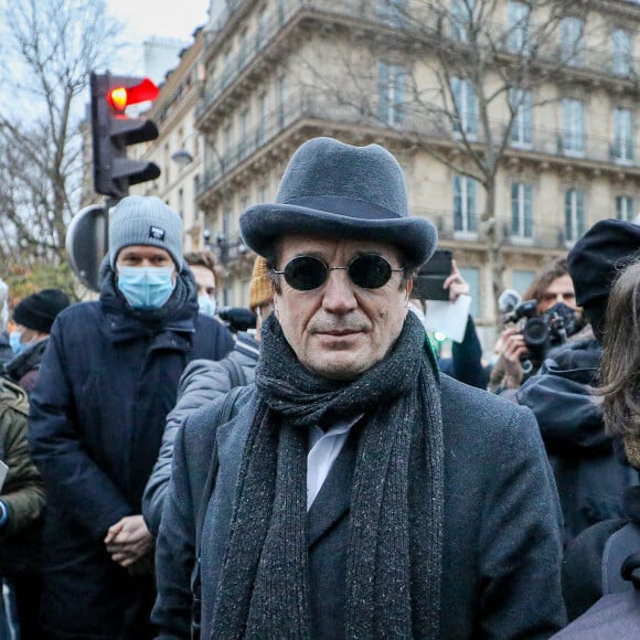 Francis Lalanne - Sorties de la messe en hommage aux frères Igor et Grichka Bogdanoff (Bogdanov) en l'église de La Madeleine à Paris. Le 10 janvier 2022 © Jacovides-Moreau / Bestimage