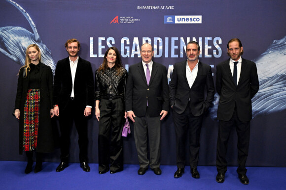 Beatrice Borromeo, son mari, Pierre Casiraghi, Charlotte Casiraghi, le prince Albert II de Monaco, Jean Dujardin et Andréa Casiraghi durant l'avant première mondiale au Grimaldi Forum à Monaco, le 9 février 2023, du film "Les gardiennes de la planète" réalisé par Jean-Albert Lièvre et raconté par J.Dujardin. © Bruno Bebert / Bestimage 