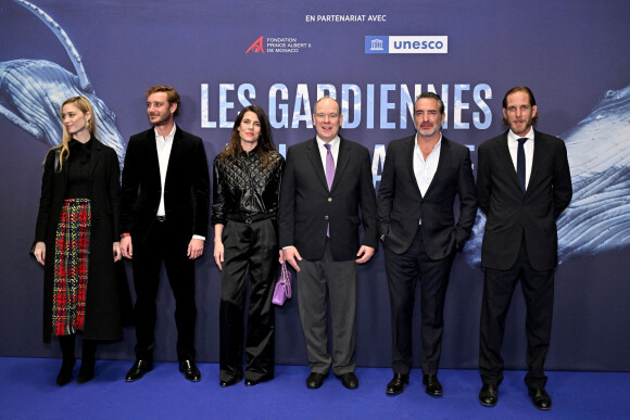 Beatrice Borromeo, son mari, Pierre Casiraghi, Charlotte Casiraghi, le prince Albert II de Monaco, Jean Dujardin et Andréa Casiraghi durant l'avant première mondiale au Grimaldi Forum à Monaco, le 9 février 2023, du film "Les gardiennes de la planète" réalisé par Jean-Albert Lièvre et raconté par J.Dujardin. © Bruno Bebert / Bestimage 