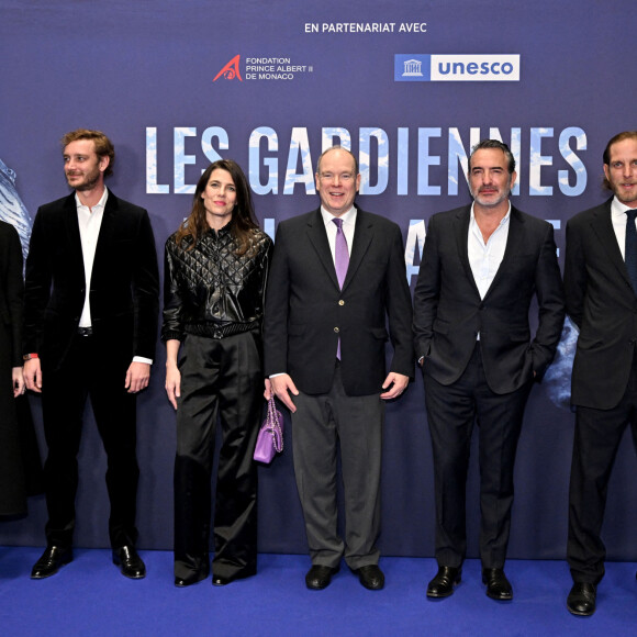 Beatrice Borromeo, son mari, Pierre Casiraghi, Charlotte Casiraghi, le prince Albert II de Monaco, Jean Dujardin et Andréa Casiraghi durant l'avant première mondiale au Grimaldi Forum à Monaco, le 9 février 2023, du film "Les gardiennes de la planète" réalisé par Jean-Albert Lièvre et raconté par J.Dujardin. © Bruno Bebert / Bestimage 