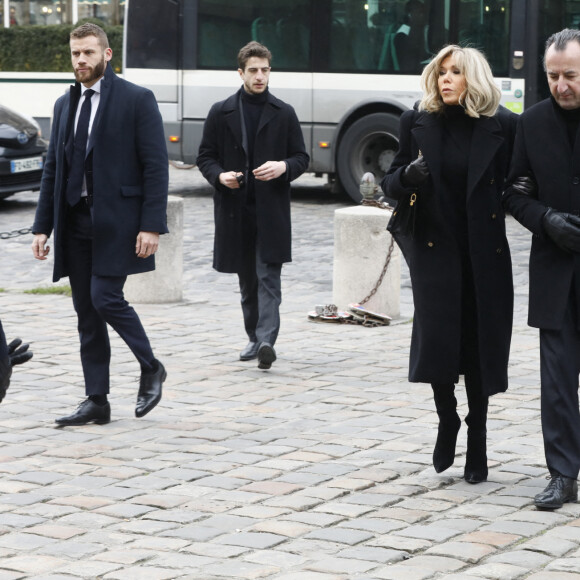 Brigitte Macron et José Pietroboni, chef du protocole arrivant aux obsèques de Philippe Tesson en l'église Saint-Germain des-Prés à Paris le 10 février 2023. © Christophe Clovis / Bestimage 