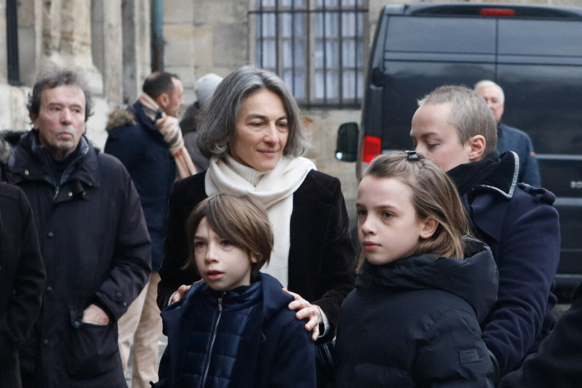Photo : Stéphanie Tesson et famille arrivant aux obsèques de Philippe ...