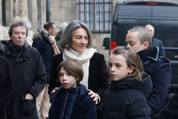 Stéphanie Tesson et famille arrivant aux obsèques de Philippe Tesson en l'église Saint-Germain des-Prés à Paris le 10 février 2023. © Christophe Clovis / Bestimage 