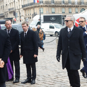Francis Huster arrivant aux obsèques de Philippe Tesson en l'église Saint-Germain des-Prés à Paris le 10 février 2023. © Christophe Clovis / Bestimage 