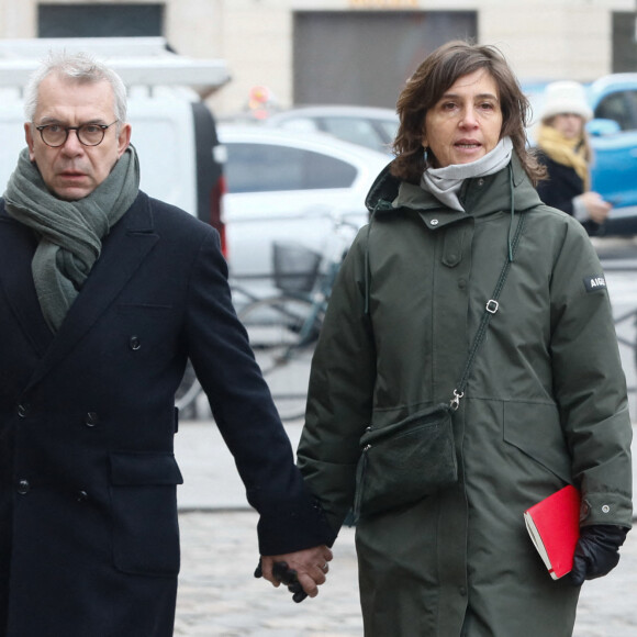 Philippe Torreton et sa femme Elsa Boublil arrivant aux obsèques de Philippe Tesson en l'église Saint-Germain des-Prés à Paris le 10 février 2023. © Christophe Clovis / Bestimage 