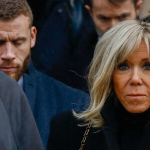 La première dame Brigitte Macron - Sorties des obsèques de Philippe Tesson en l'église Saint-Germain des-Prés à Paris le 10 février 2023. © Christophe Clovis / Bestimage 