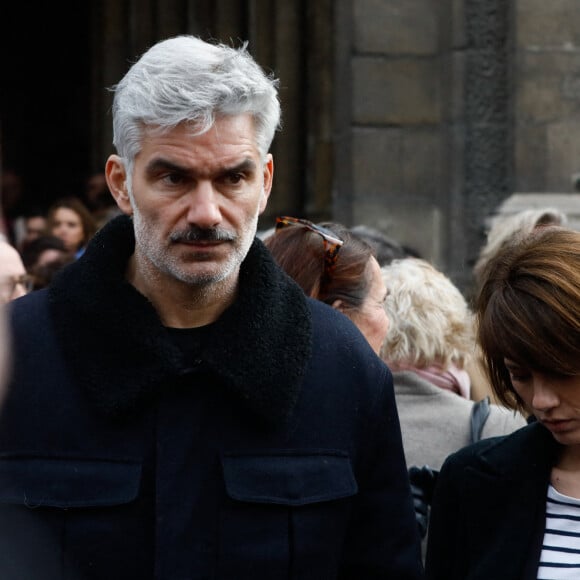 François Vincentelli et sa femme Alice Dufour - Sorties des obsèques de Philippe Tesson en l'église Saint-Germain des-Prés à Paris le 10 février 2023. © Christophe Clovis / Bestimage 