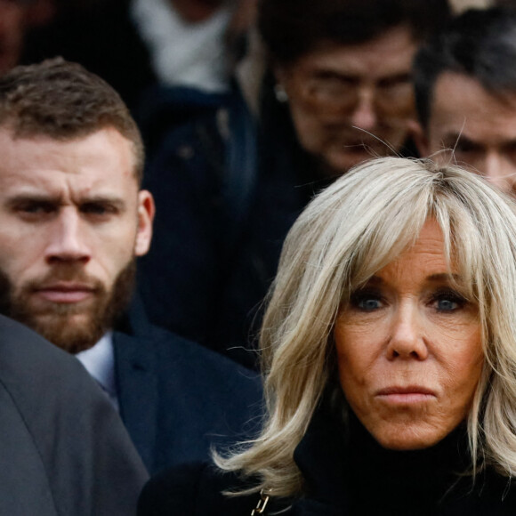 La première dame Brigitte Macron - Sorties des obsèques de Philippe Tesson en l'église Saint-Germain des-Prés à Paris le 10 février 2023. © Christophe Clovis / Bestimage 