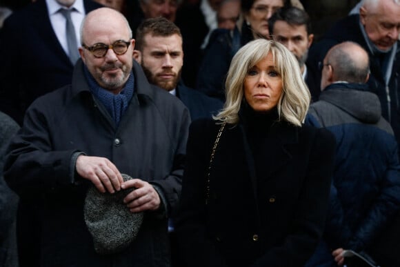La première dame Brigitte Macron - Sorties des obsèques de Philippe Tesson en l'église Saint-Germain des-Prés à Paris le 10 février 2023. © Christophe Clovis / Bestimage 